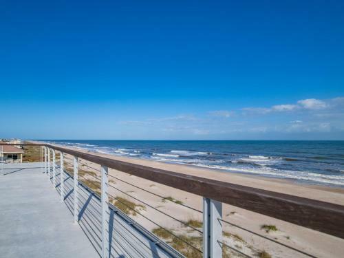 Oceanfront Designer Masterpiece - Rooftop Hot Tub Home