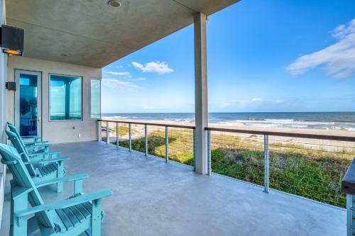 Oceanfront Designer Masterpiece - Rooftop Hot Tub Home