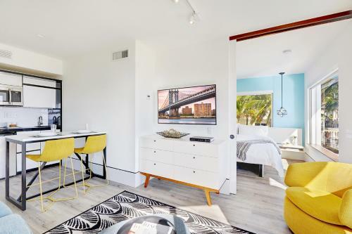 Hotel Ocean Treasure Beachside Suites