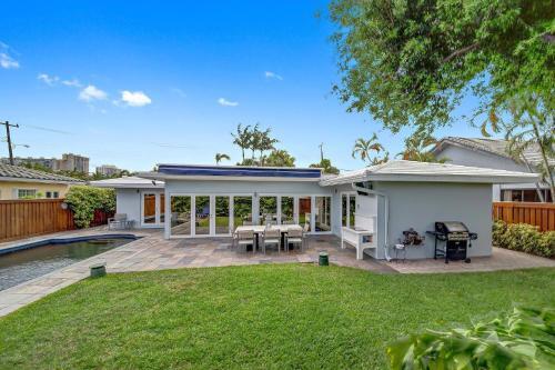 Upscale Modern Beach Home With Saltwater Pool Home