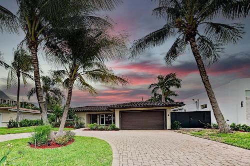 Tropical Smart Home - Heated Pool, Outdoor Kitchen Home