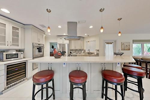 Steps To Beach! Heated Pool, Spa & Chef's Kitchen Home