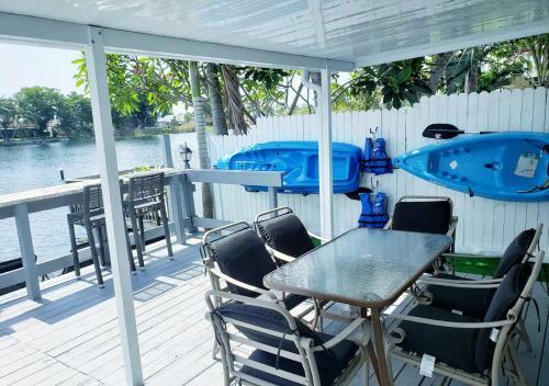 3,2 Lake House With Water Front Bar