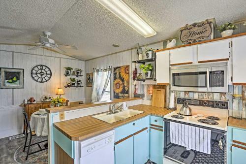 Quiet And Charming Home With Pond View - 4mi To Beach!