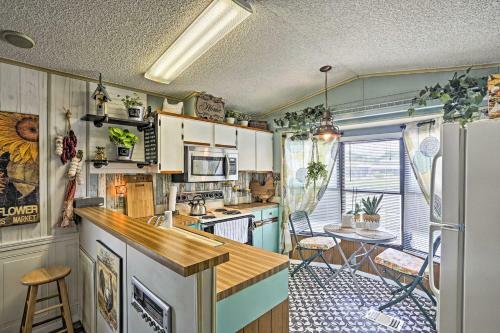 Quiet And Charming Home With Pond View - 4mi To Beach!