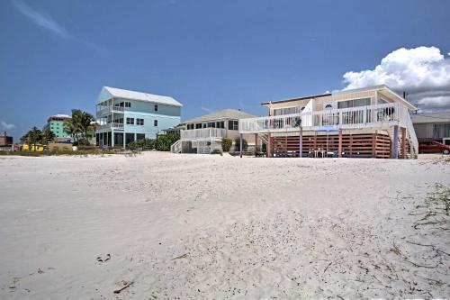 Villa Waterfront Fort Myers Home With Deck, Steps To Beach