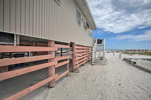 Villa Waterfront Fort Myers Home With Deck, Steps To Beach
