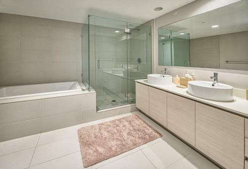 Apartamento New Listing! Luxe Beach Dream With Infinity Pool Condo