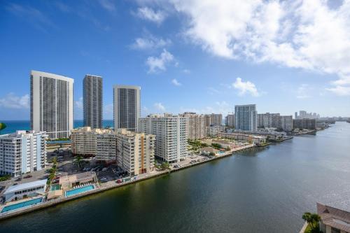 Apartamento New Listing! Luxe Beach Dream With Infinity Pool Condo