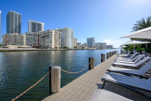 Apartamento New Listing! Luxe Beach Dream With Infinity Pool Condo
