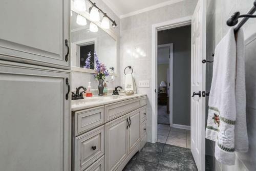 Gorgeous Home In Gulf Breeze
