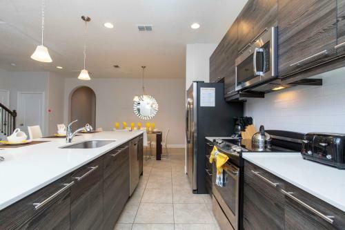 Stunning 4 Bd Single Family W/ Pool 175