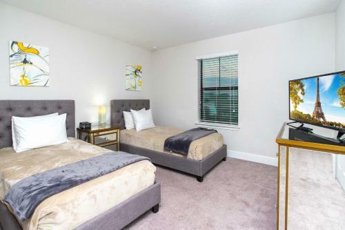 Stunning 4 Bd Single Family W/ Pool 175