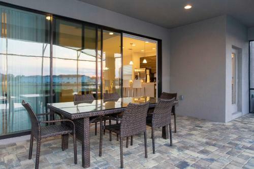 Stunning 4 Bd Single Family W/ Pool 175
