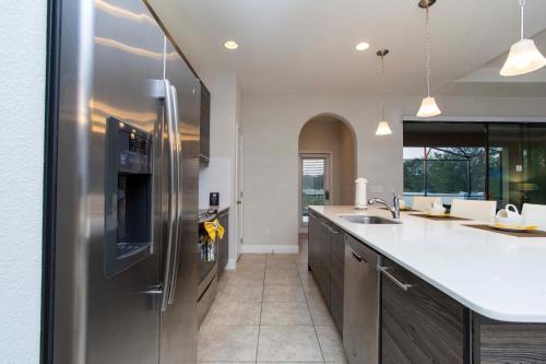 Stunning 4 Bd Single Family W/ Pool 175