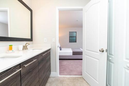 Stunning 4 Bd Single Family W/ Pool 175
