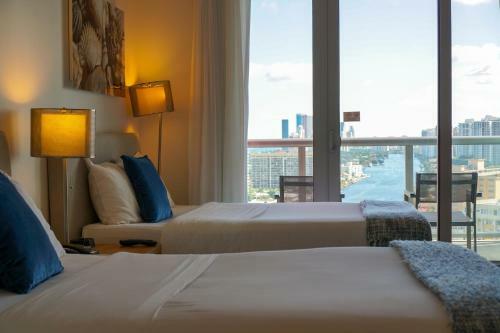 Beachwalk 2105b Independent Superior Room