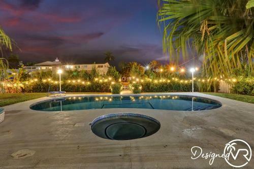 Waterfront Estate -5 Br W/pool- 5 Min To Beach