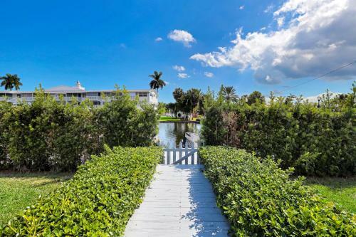 Waterfront Estate -5 Br W/pool- 5 Min To Beach