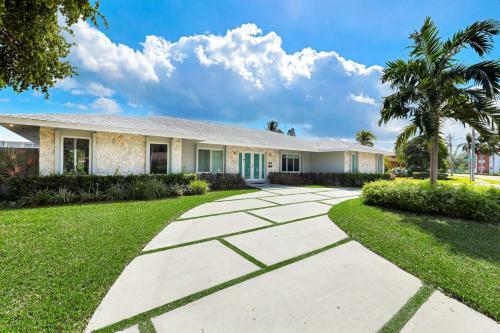 Waterfront Estate -5 Br W/pool- 5 Min To Beach