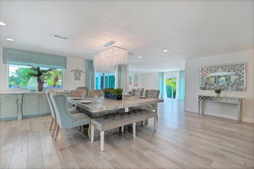 Waterfront Estate -5 Br W/pool- 5 Min To Beach