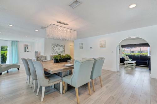 Waterfront Estate -5 Br W/pool- 5 Min To Beach