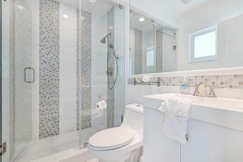 Waterfront Estate -5 Br W/pool- 5 Min To Beach