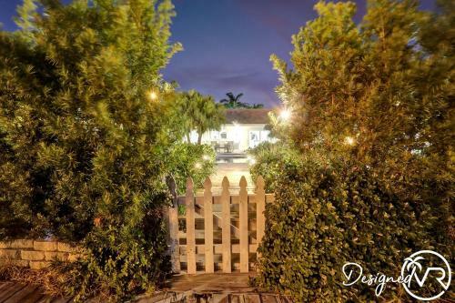 Waterfront Estate -5 Br W/pool- 5 Min To Beach
