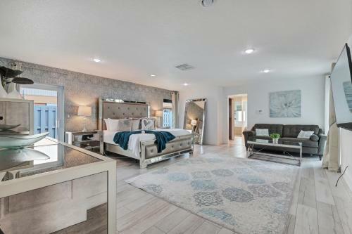 Waterfront Estate -5 Br W/pool- 5 Min To Beach