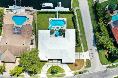 Waterfront Estate -5 Br W/pool- 5 Min To Beach