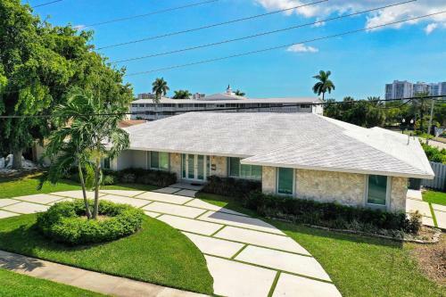 Waterfront Estate -5 Br W/pool- 5 Min To Beach