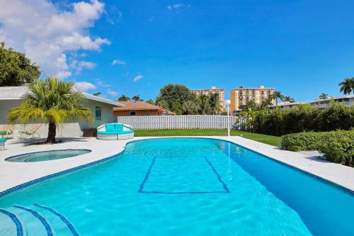 Waterfront Estate -5 Br W/pool- 5 Min To Beach