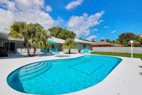 Waterfront Estate -5 Br W/pool- 5 Min To Beach