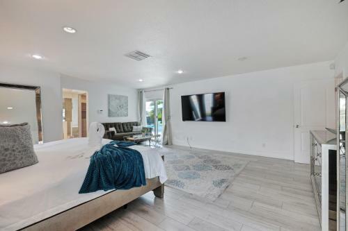 Waterfront Estate -5 Br W/pool- 5 Min To Beach