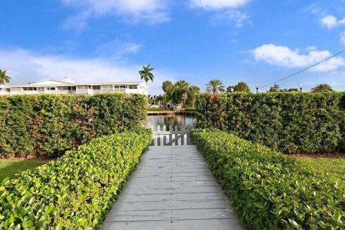 Waterfront Estate -5 Br W/pool- 5 Min To Beach