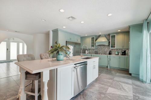 Waterfront Estate -5 Br W/pool- 5 Min To Beach
