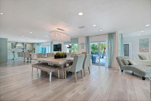 Waterfront Estate -5 Br W/pool- 5 Min To Beach