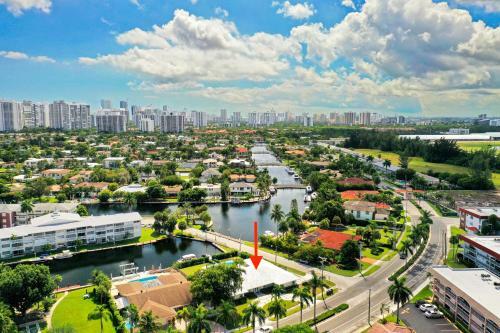 Waterfront Estate -5 Br W/pool- 5 Min To Beach