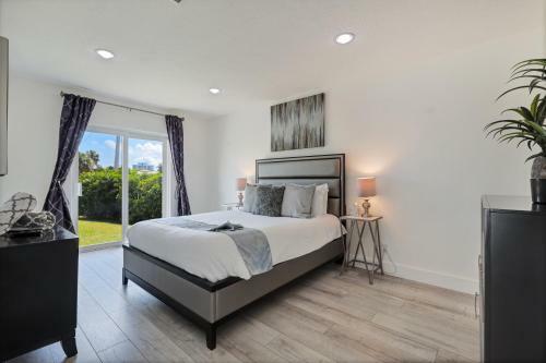 Waterfront Estate -5 Br W/pool- 5 Min To Beach