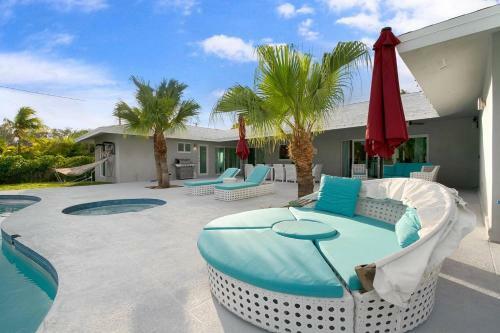 Waterfront Estate -5 Br W/pool- 5 Min To Beach