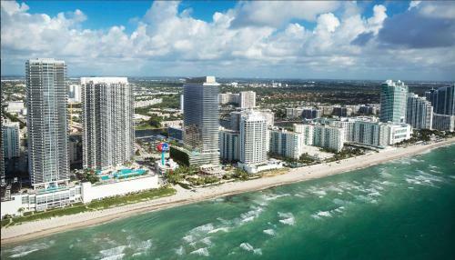 Beach Front Premium Two Bedroom Apartment 10th Fl Great Views!