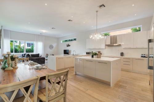 Villa Modern Luxurious Beach Retreat-5 Br With/pool