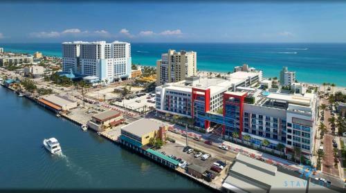 Ocean View Balcony Beachfront Rooftop Pool