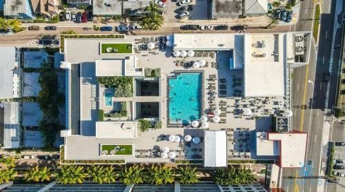 Beachfront Condo Rooftop Infinity Pool Studio