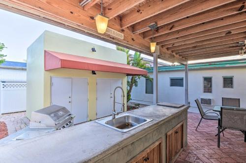 Home About 1 Block To Hollywood Beach Broadwalk!