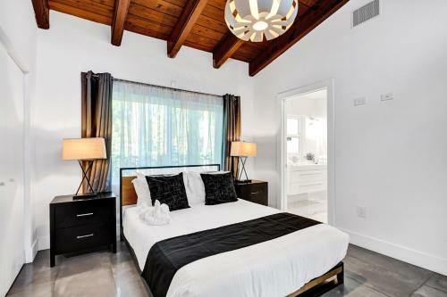 Gorgeous 5br W/heated Pool Close To Beach