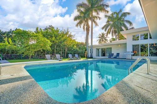 Gorgeous 5br W/heated Pool Close To Beach