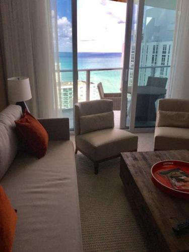 Hyde Beach 2 Bedroom Beachfront Spectacular Apartment