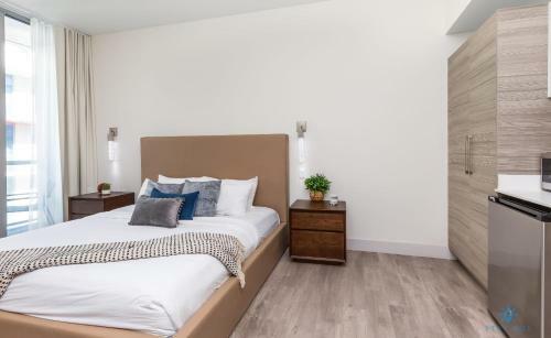 Special Offer Beachfront Condo Rooftop Pool