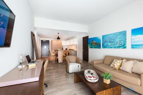 New Beachfront Condo Rooftop Infinity Pool